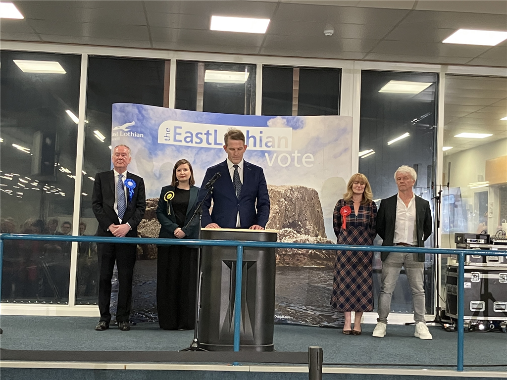 Laurence announces the result of the Edinburgh Eastern, Musselburgh & Tranent count